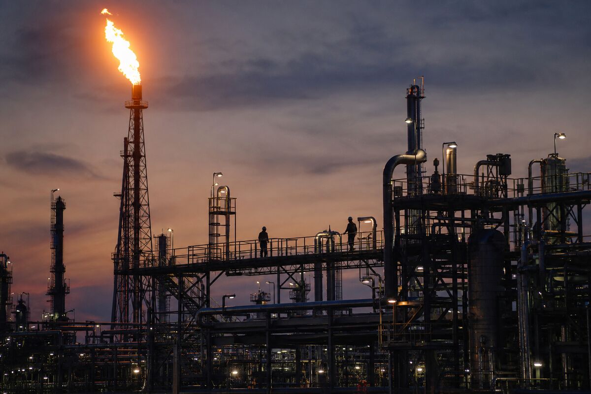 Oil Price Surge: Implications for US and Canadian Markets Amid Geopolitical Tensions