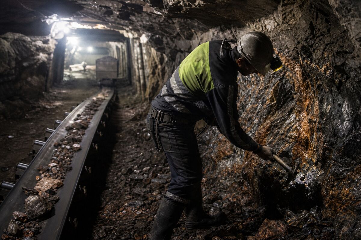 Market Shock: Silver and Copper Prices Plunge, Mining Stocks Retreat