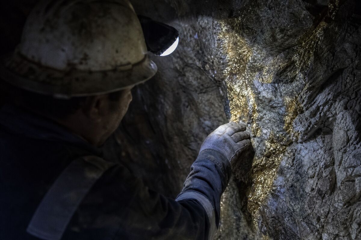 Gold Miners ETF Turns Oversold Ahead of Fed Decision After Record Run